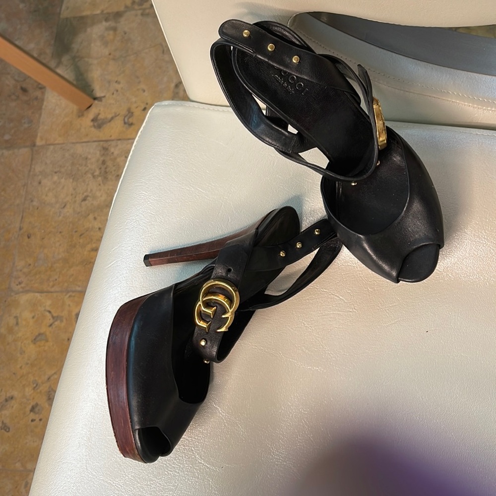 Classy black Gucci high heels